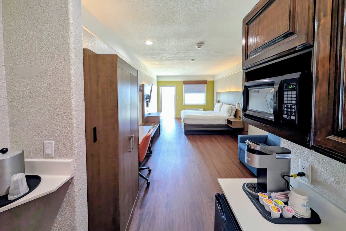 Suite, 1 kamar tidur | Seprai premium, selimut bulu angsa, meja kerja, dan tirai kedap cahaya