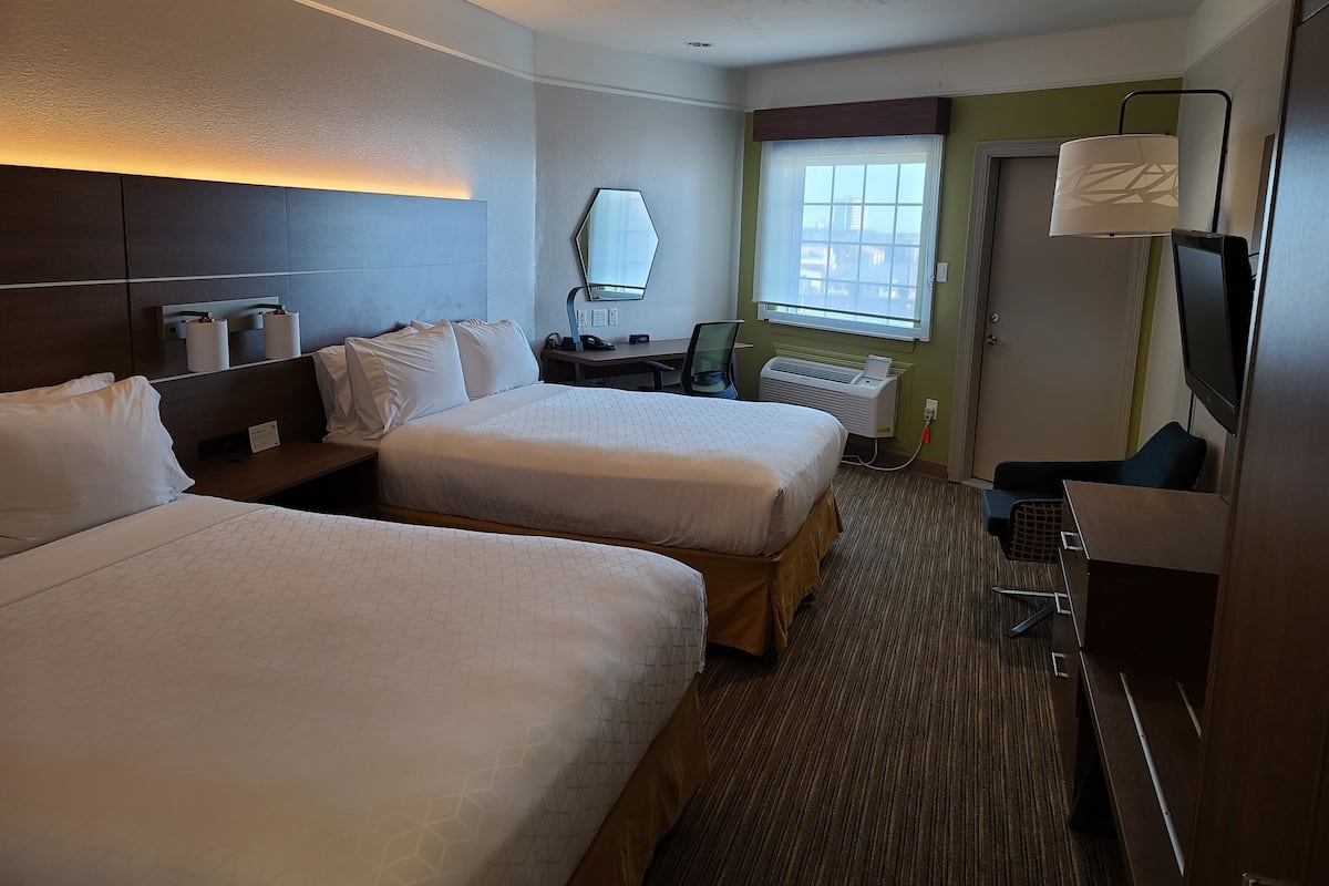 Premium-sengetøj, dundyner, skrivebord, mørklægningsgardiner