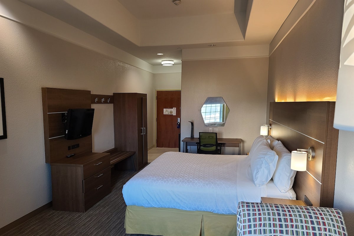 Premium bedding, down comforters, desk, blackout drapes