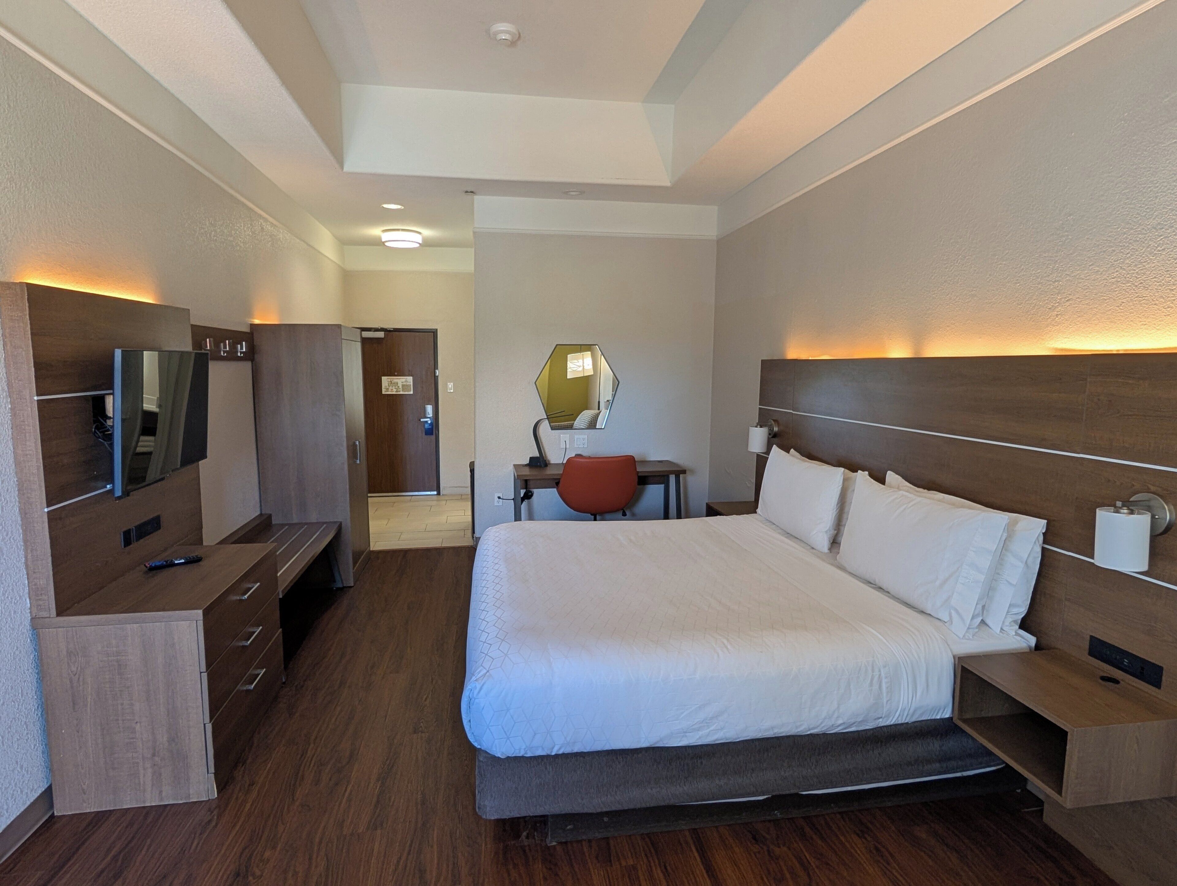 Bộ đồ giường cao cấp, chăn bông, bàn, màn/rèm cản sáng 