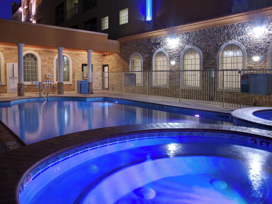 Een seizoensgebonden buitenzwembad