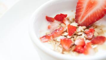 Un tazón de avena con fresas.