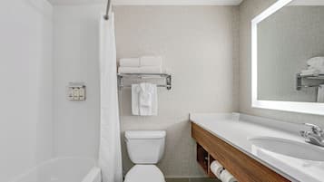 Un baño moderno con inodoro, lavamanos y zona de ducha.