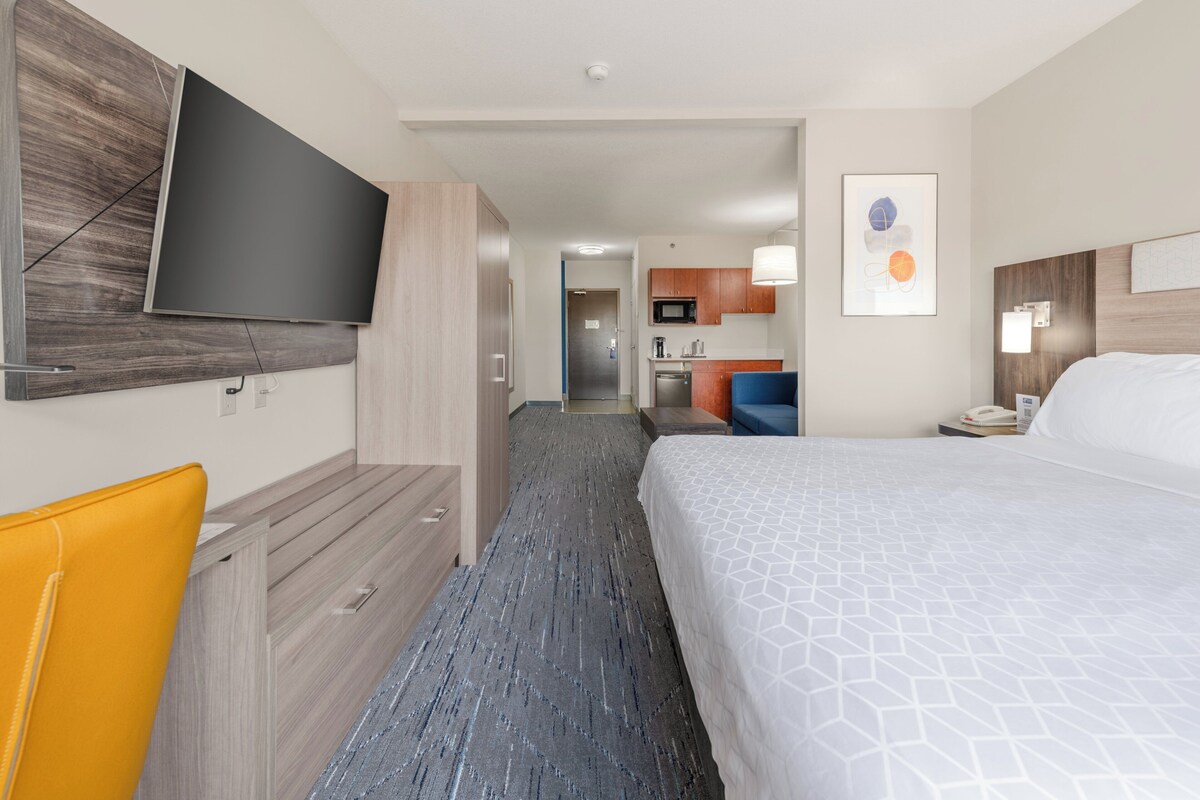 Suite, 1 King Bed | In-room safe, desk, iron/ironing board, cribs (free)