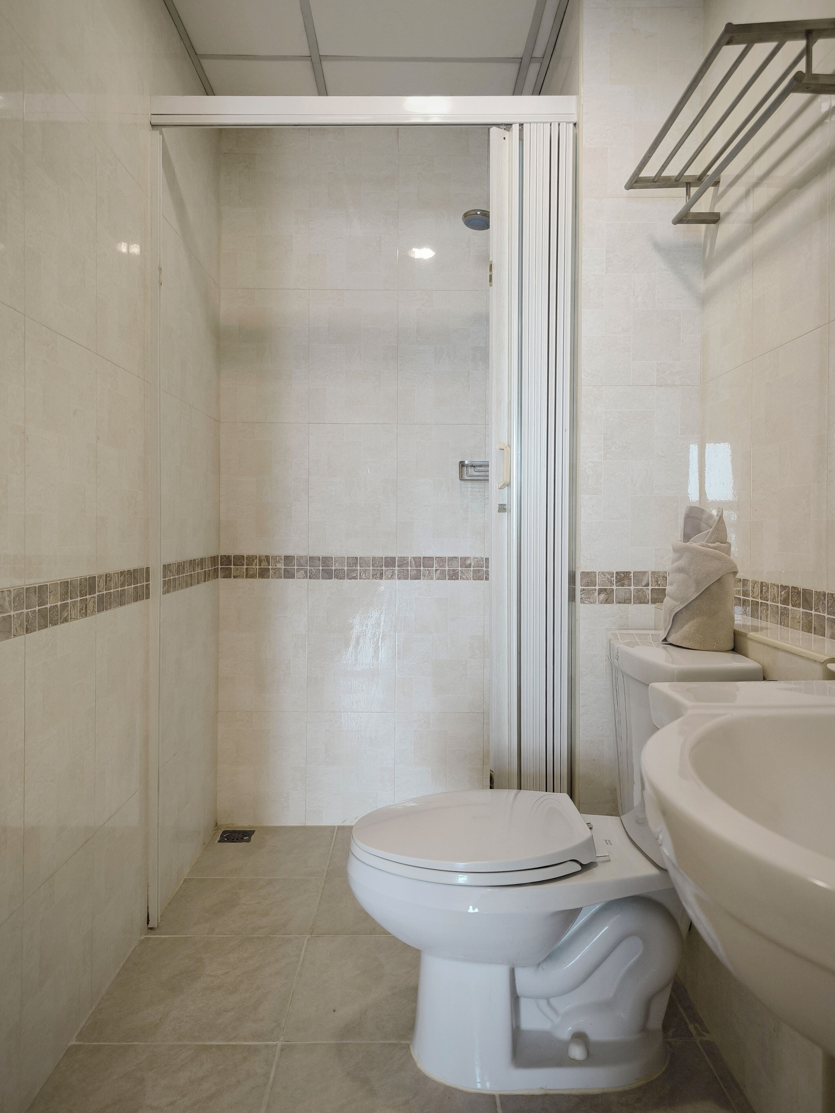 A bathroom with a toilet, a shower, and a bathtub.
