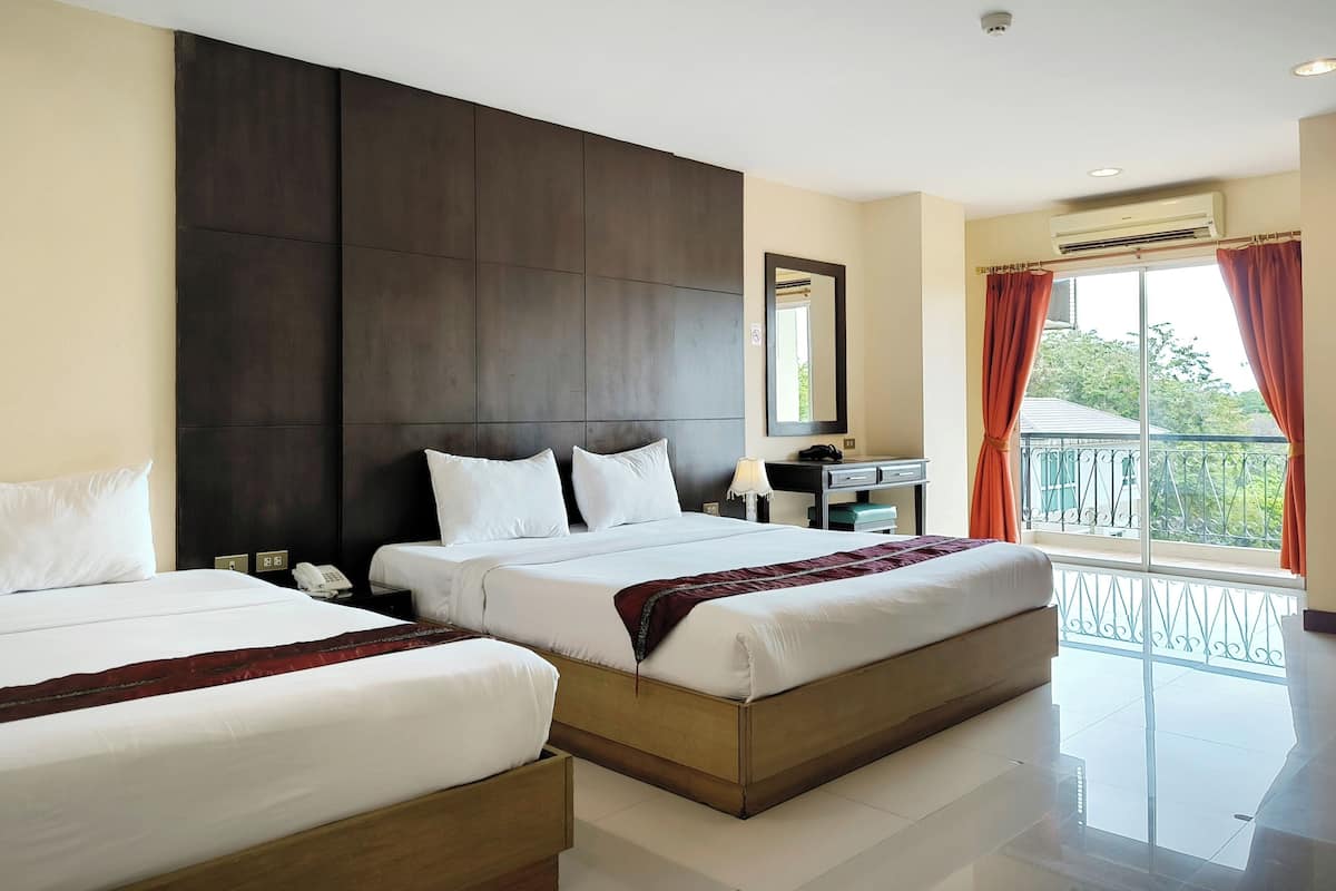 Habitación cuádruple Deluxe | Escritorio, cortinas blackout, wifi gratis y ropa de cama