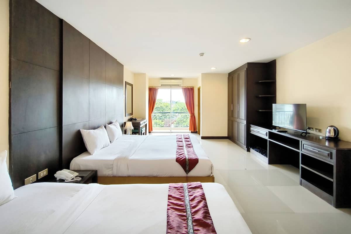 Habitación cuÔdruple Deluxe | 1 habitación, escritorio, cortinas blackout y wifi gratis
