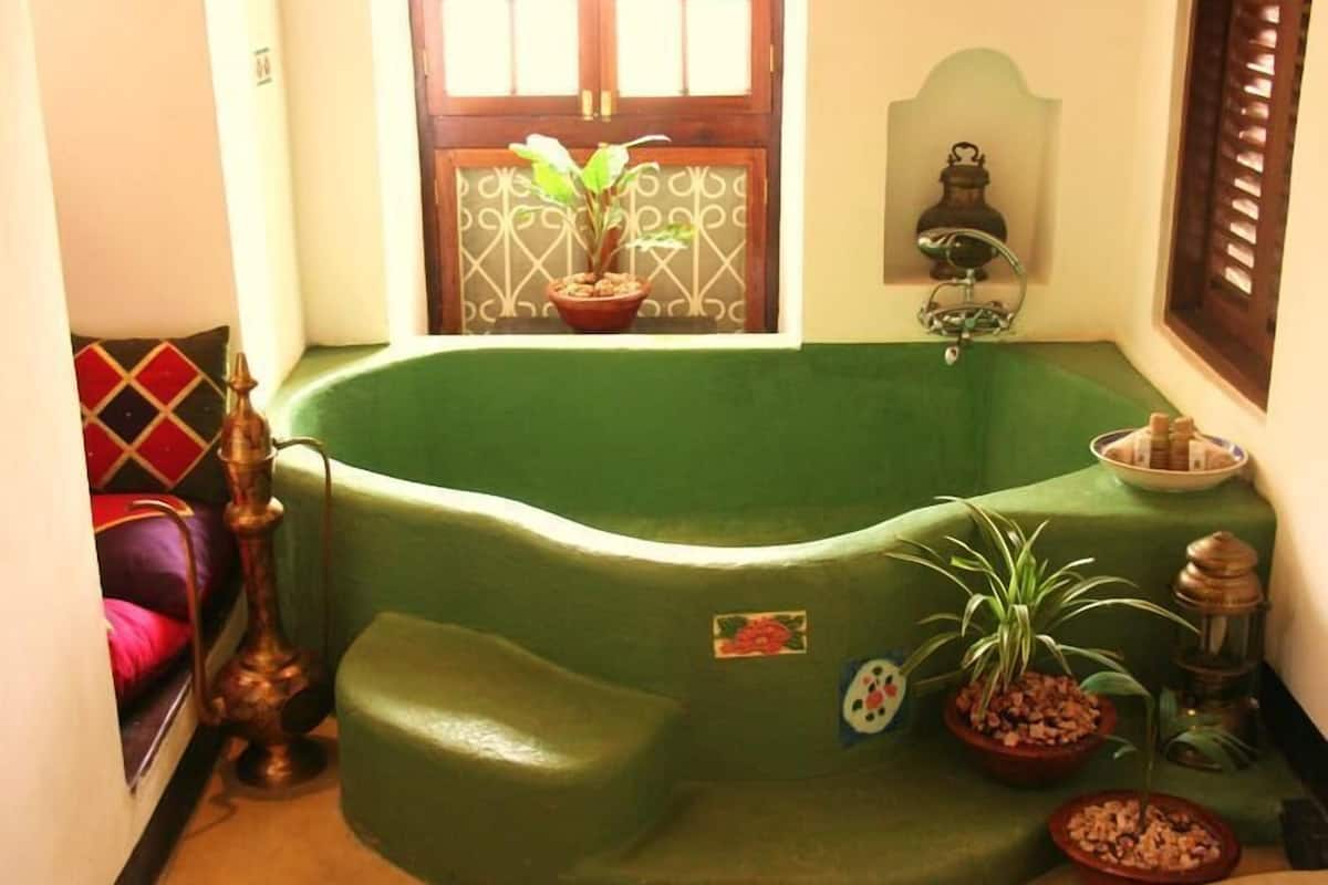 deluxe double room | bathroom | free toiletries, towels