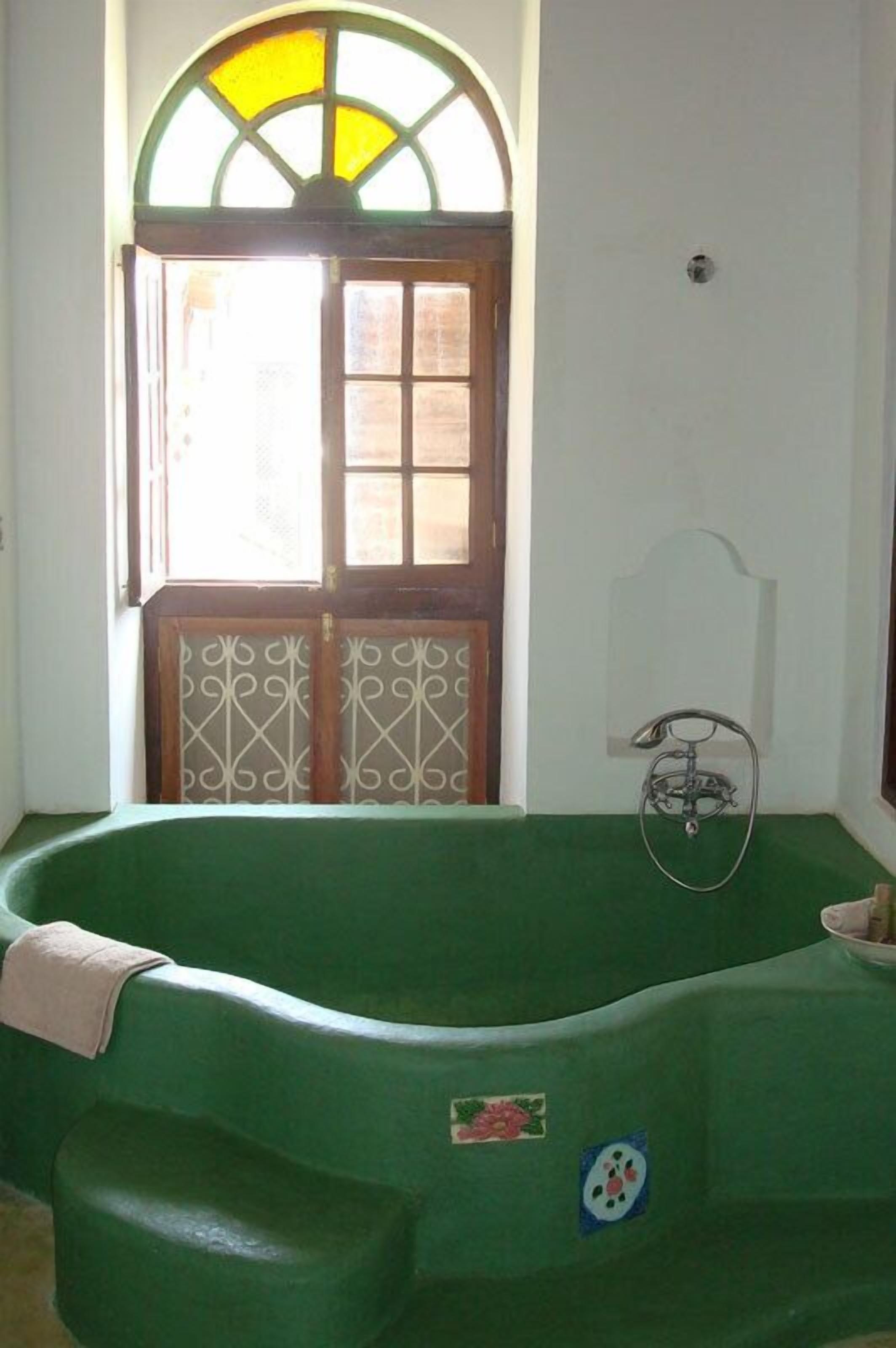 deluxe double room | bathroom | free toiletries, towels