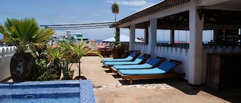 Una piscina al aire libre, tumbonas
