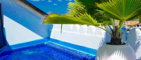 Piscina externa, espreguiçadeiras