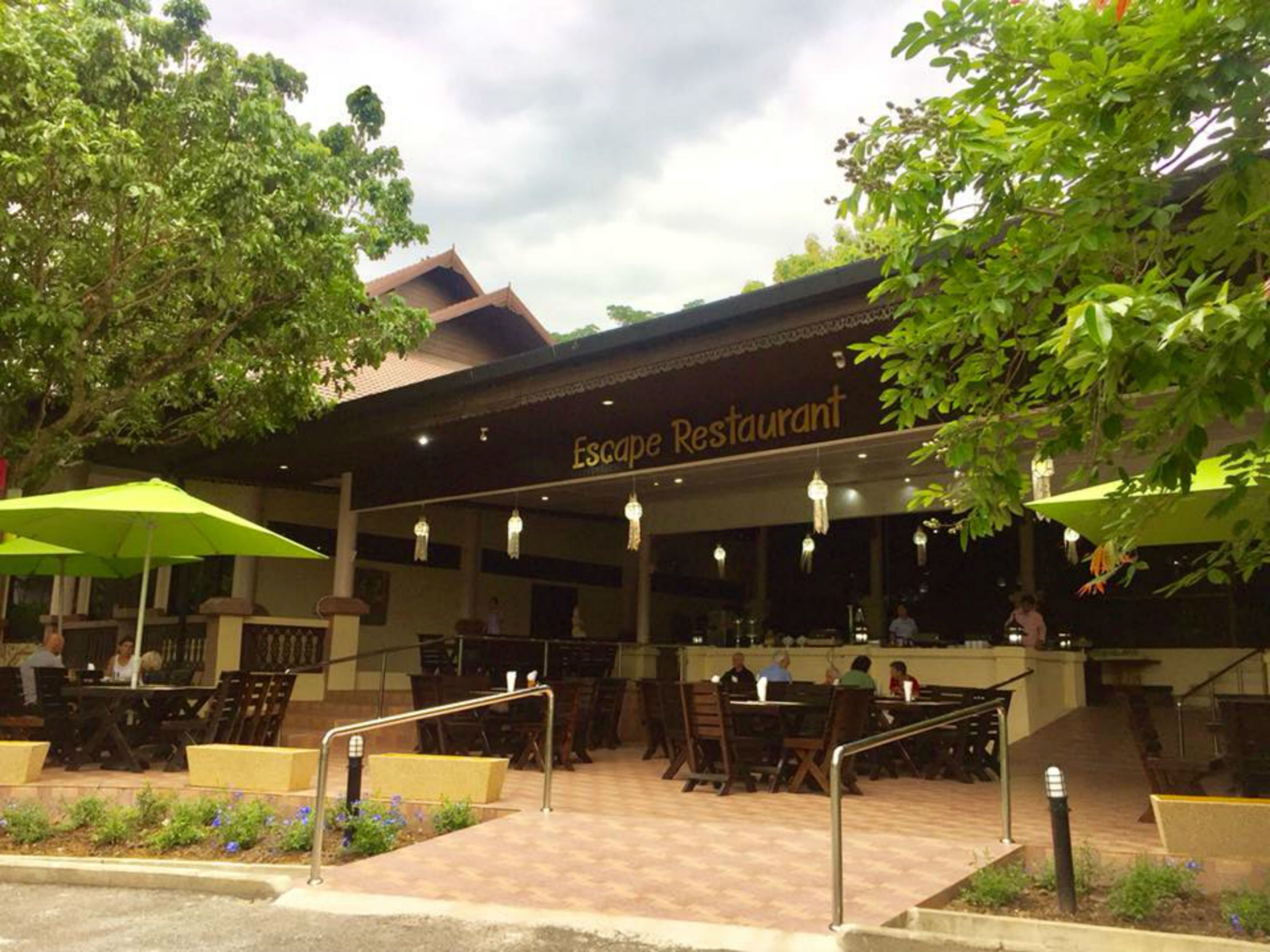 Breakfast, lunch and dinner served