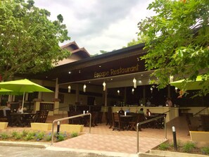 Serveert ontbijt, lunch en diner