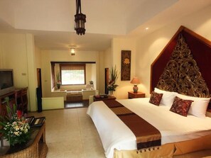 Standaard kamer | Een minibar, een kluis op de kamer, een bureau, gratis wifi