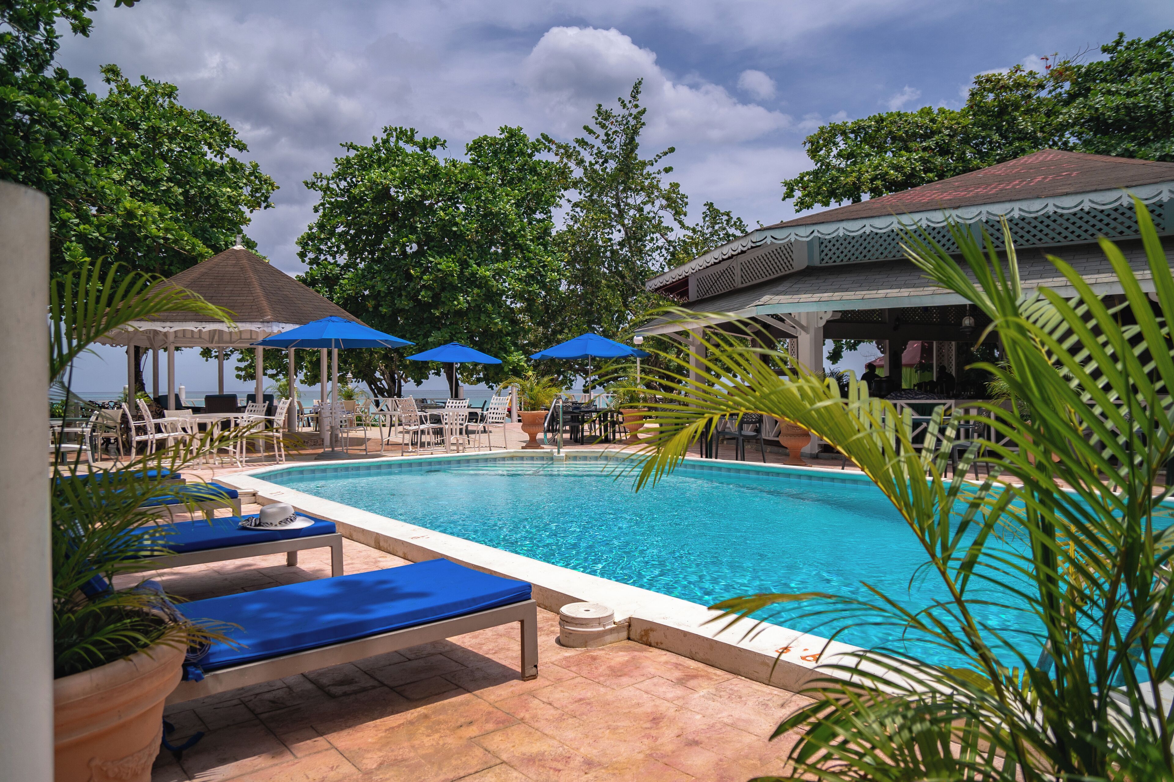 Piscina externa, espreguiçadeiras