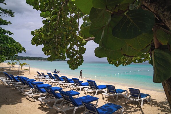 On the beach, white sand, sun-loungers, beach towels - Merrils Beach Resort II (Negril)