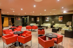 2 bars-salons, bar attenant à la piscine