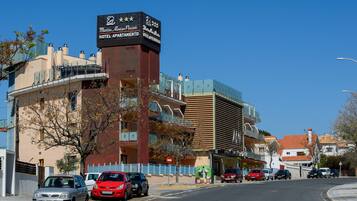 Un hotel con un cartel que indica que es el Hotel Aparthotel Martín Alonso Piñzón.