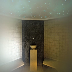 Salas de tratamiento para parejas, un sauna, una bañera de hidromasaje