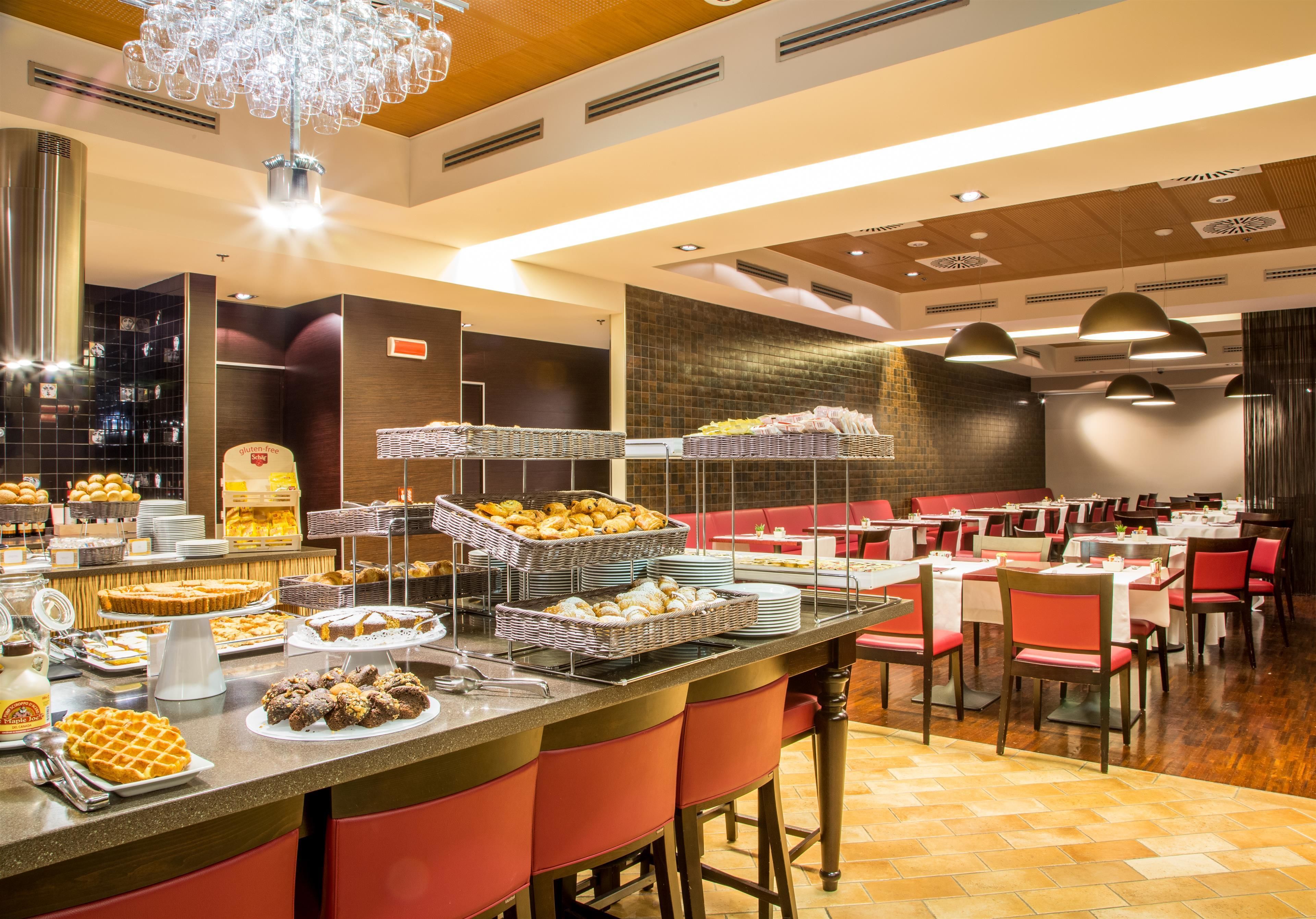 Un espace buffet proposant une variété de plats et différents types de sièges.