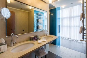 Suite, 1 cama de matrimonio grande, habitaciones comunicadas | Baño | Artículos de higiene personal gratuitos, secador de pelo y albornoces