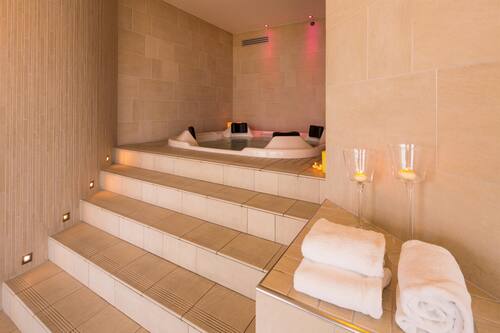 Couples treatment room(s), sauna, hot tub, steam room