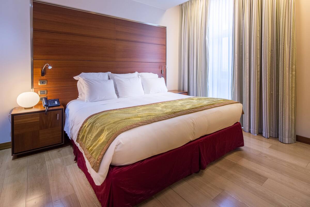 Ropa de cama de alta calidad, minibar, caja fuerte y escritorio