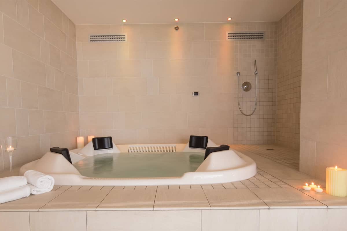 couples treatment room(s), sauna, hot tub, steam room