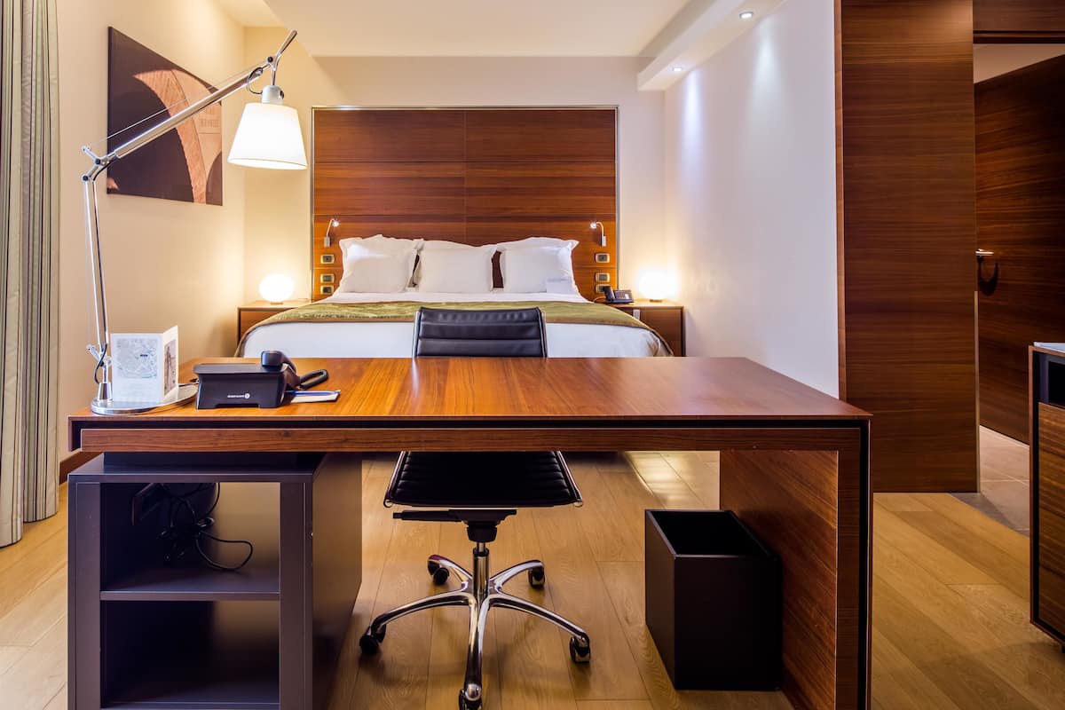 junior suite, 1 king bed (free spa access) | premium bedding, minibar, in-room safe, desk