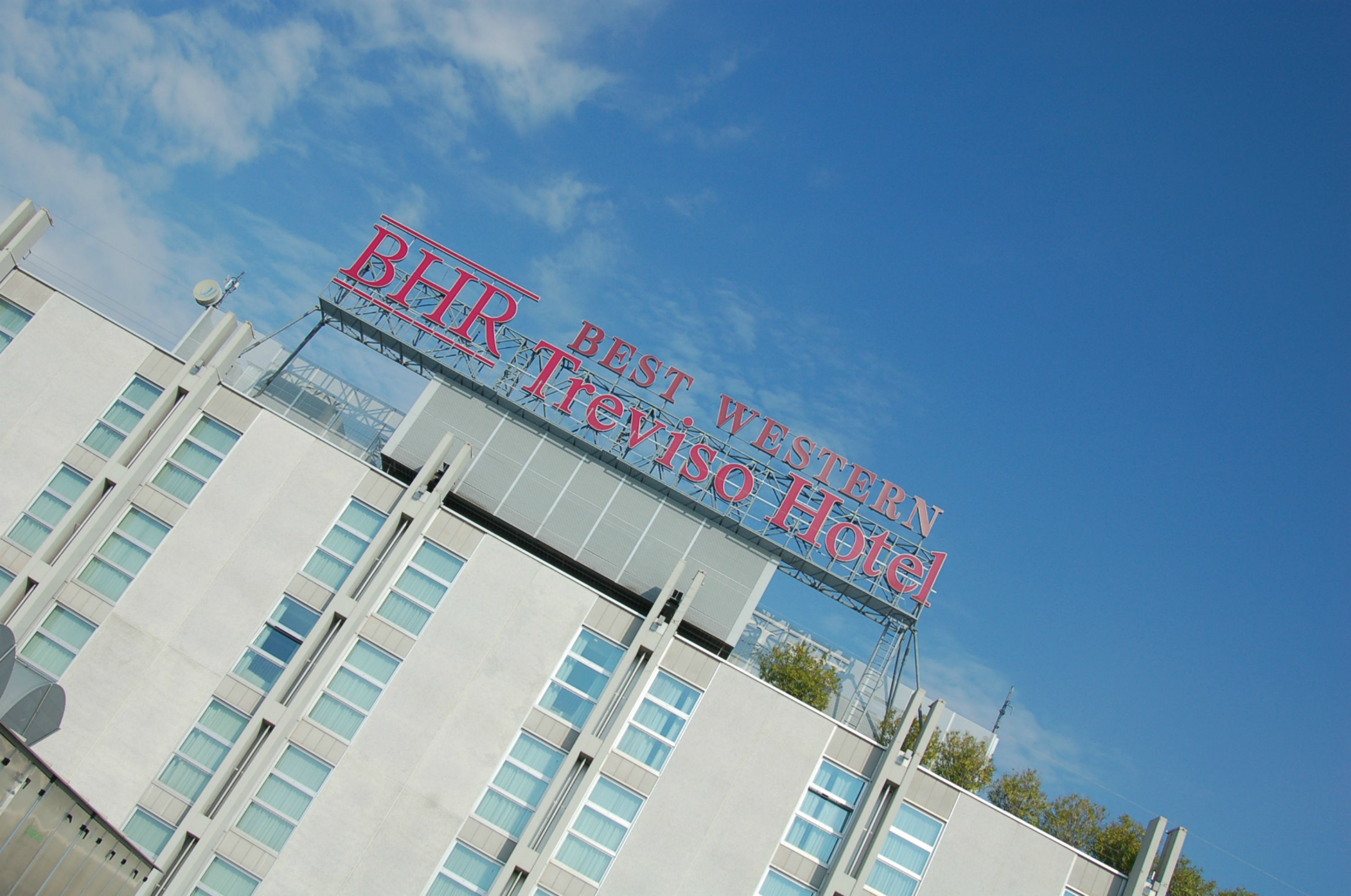 A hotel sign with the text "Best Western Hotel."