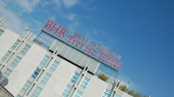 Un letrero de hotel con el texto 'Best Western Hotel'.