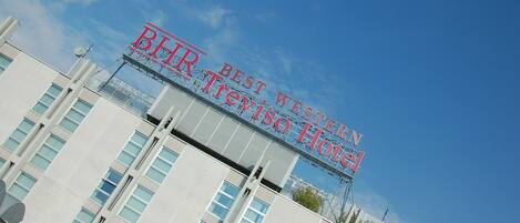 Un letrero de hotel con el texto 'Best Western Hotel'.