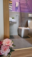 Ducha, artículos de tocador gratuitos, secador de pelo, bidet