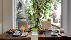 Frokostbuffé hver dag (mot et tillegg)