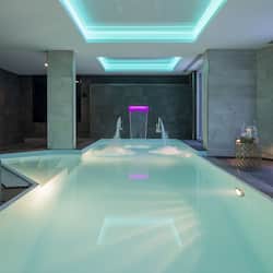 Indoor pool, sun loungers