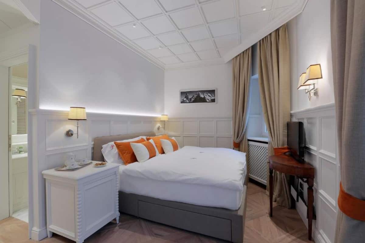Single Room | 1 bedroom, premium bedding, minibar, in-room safe
