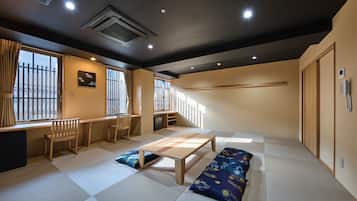 Caja de seguridad en la habitación y cortinas blackout