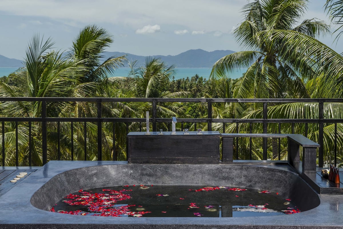Penthouse | Jetted bathtub