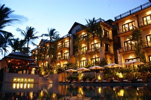Front of property - evening/night - Kirikayan Luxury Pool Villas & Suite (Koh Samui)
