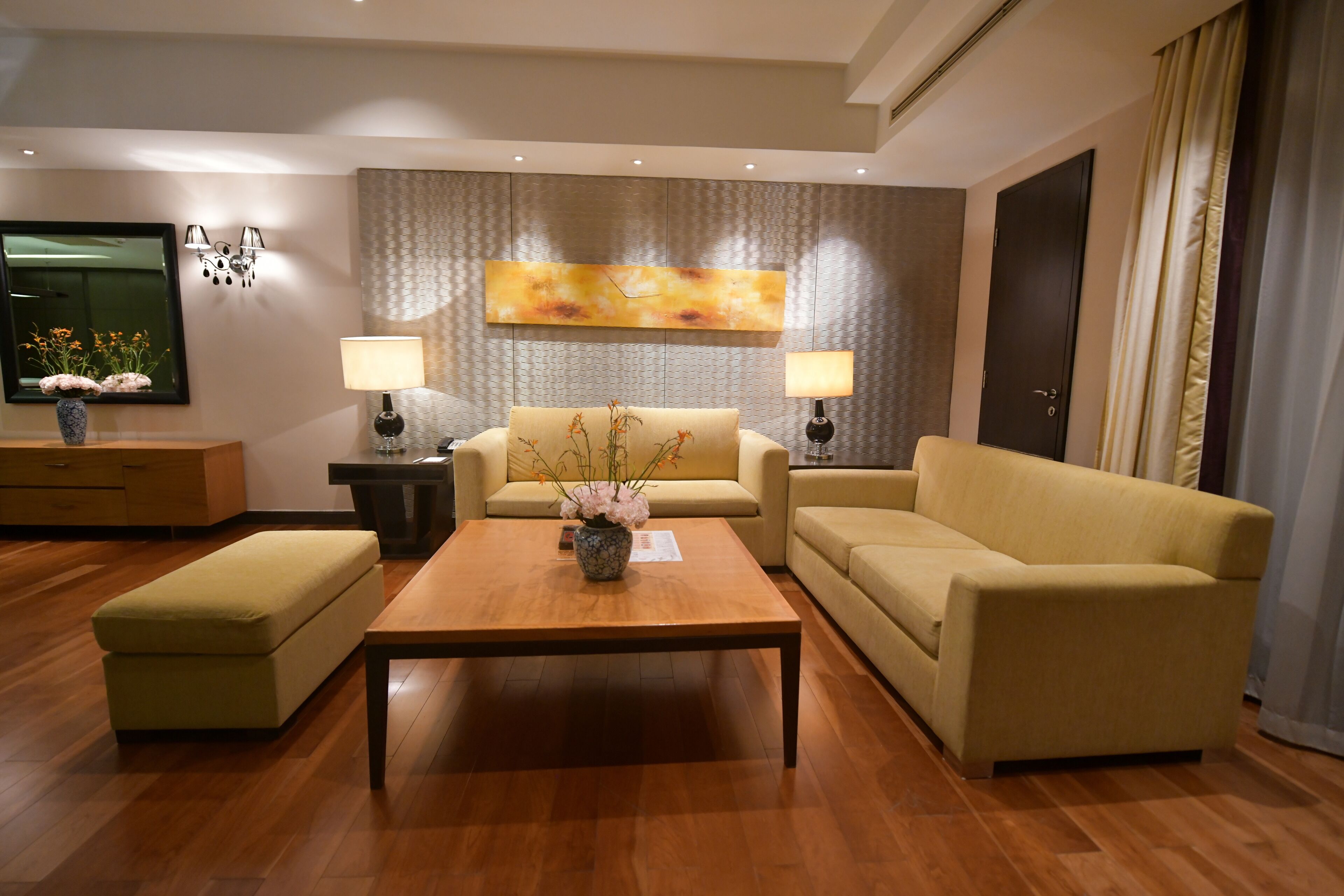 Una sala de estar moderna con un sofá, una mesa de centro y dos lámparas.
