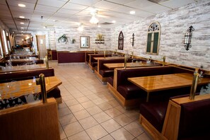 Lunch and dinner served - Ramada by Wyndham Keystone Near Mt Rushmore (Keystone)