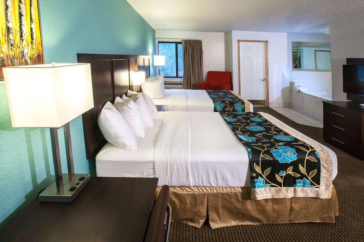 Colchones con pillow-top, escritorio y tabla de planchar con plancha