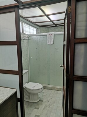 Superior Room | Bathroom | Shower, rainfall showerhead, hair dryer, towels - Hotel Bali-Hai Acapulco (Acapulco)