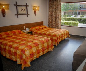 Habitación estándar, 2 camas matrimoniales | Wifi gratis y ropa de cama 