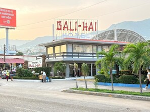 Front of property - Hotel Bali-Hai Acapulco (Acapulco)