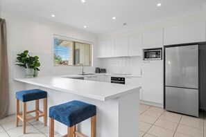 Premium Penthouse | Private kitchen | Microwave, toaster, highchair, cookware/dishes/utensils - Terrigal Sails Serviced Apartments (Terrigal)