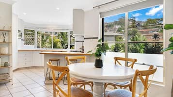 Townhouse, 3 soverom (Offsite Location) | Eget kjøkken | Mikrobølgeovn, brødrister, høy barnestol og kjøkkenutstyr