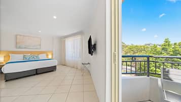 Studio, Balcony | Premium bedding, desk, laptop workspace, blackout drapes