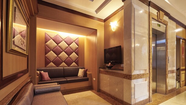 A lobby with a cushioned seating area, a flat-screen TV, and an elevator. - Taipei Star Beauty Resort Hotel (Taipei)