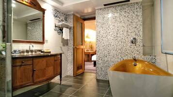 Business Room | Bathroom | Hair dryer, slippers, towels, shampoo